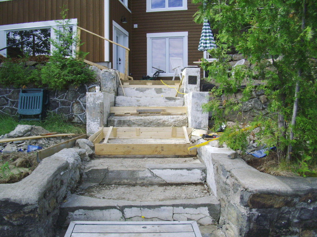 Reconstruction d'un escalier en ciment sur le bord d'un quai